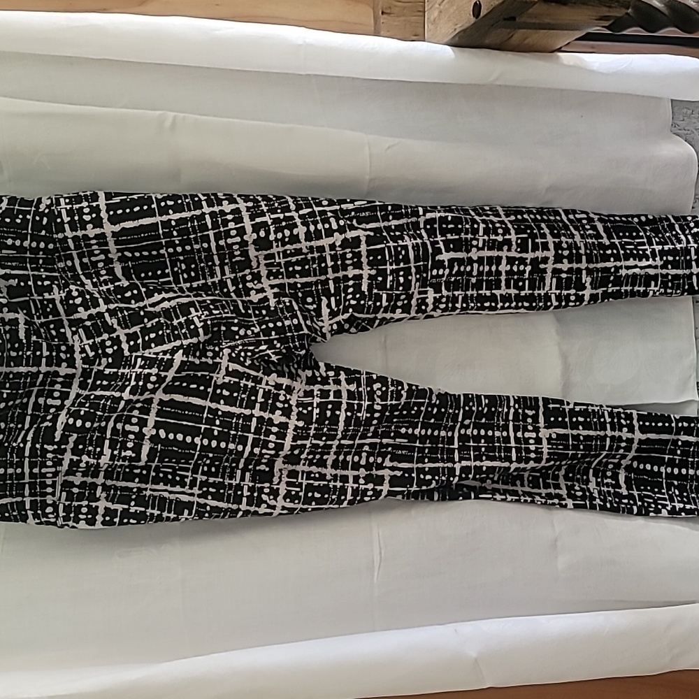 A pair of Chico's Zenergy leggings, size 2(12-14) black and white. - Picture 2 of 3
